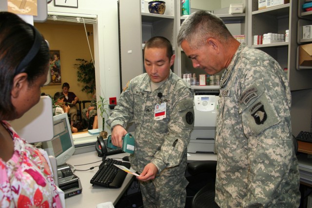 Fort Campbell CG visits Blanchfield Army Community Hospital Article