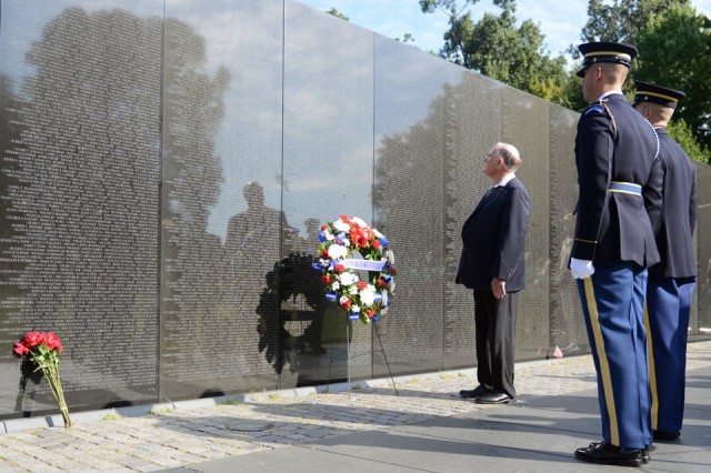 America honors vietnam casualties on memorial wall