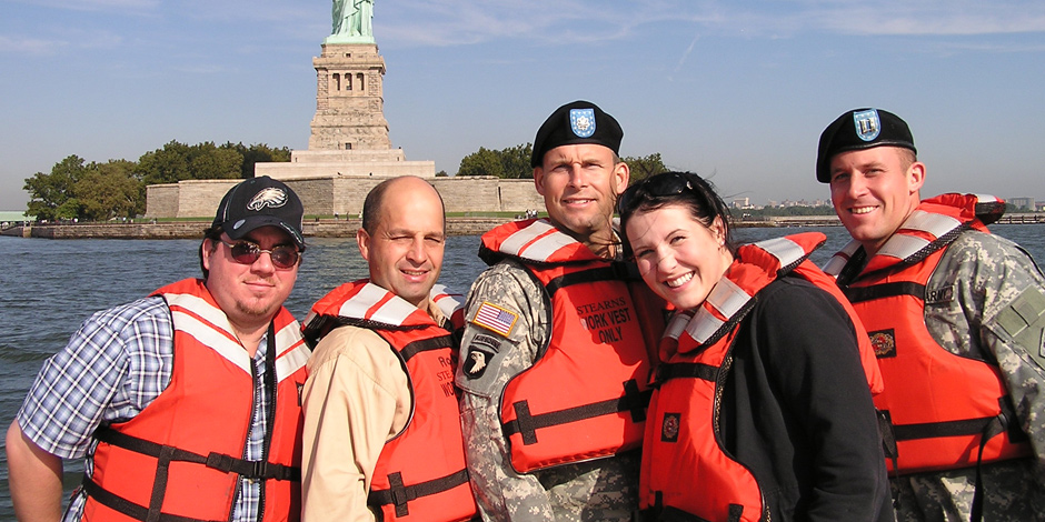 Soldiers and interns posing in from of Statue of liberty