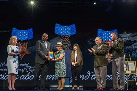 Secretary of Defense Lloyd J. Austin III presents the Medal of Honor flag to Mrs. Ashley Aczon-Skjelstad, the
daughter of the late Medal of Honor recipient Army Staff Sgt. Edward N. Kaneshiro, in a ceremony
where Kaneshiro and five other Medal of Honor recipients were inducted into the Pentagon Hall of
Heroes, at Joint Base Myer-Henderson Hall, Va., July 6, 2022. (U.S. Army photo by Sgt. Henry Villarama)