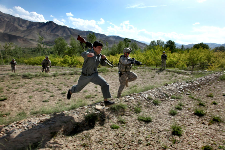 Afghan National Police officer and United States Army Soldier train together