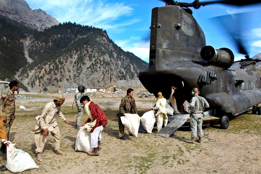 United States Army CH-47 Chinook helicopter unloads Pakistan flood relief supplies