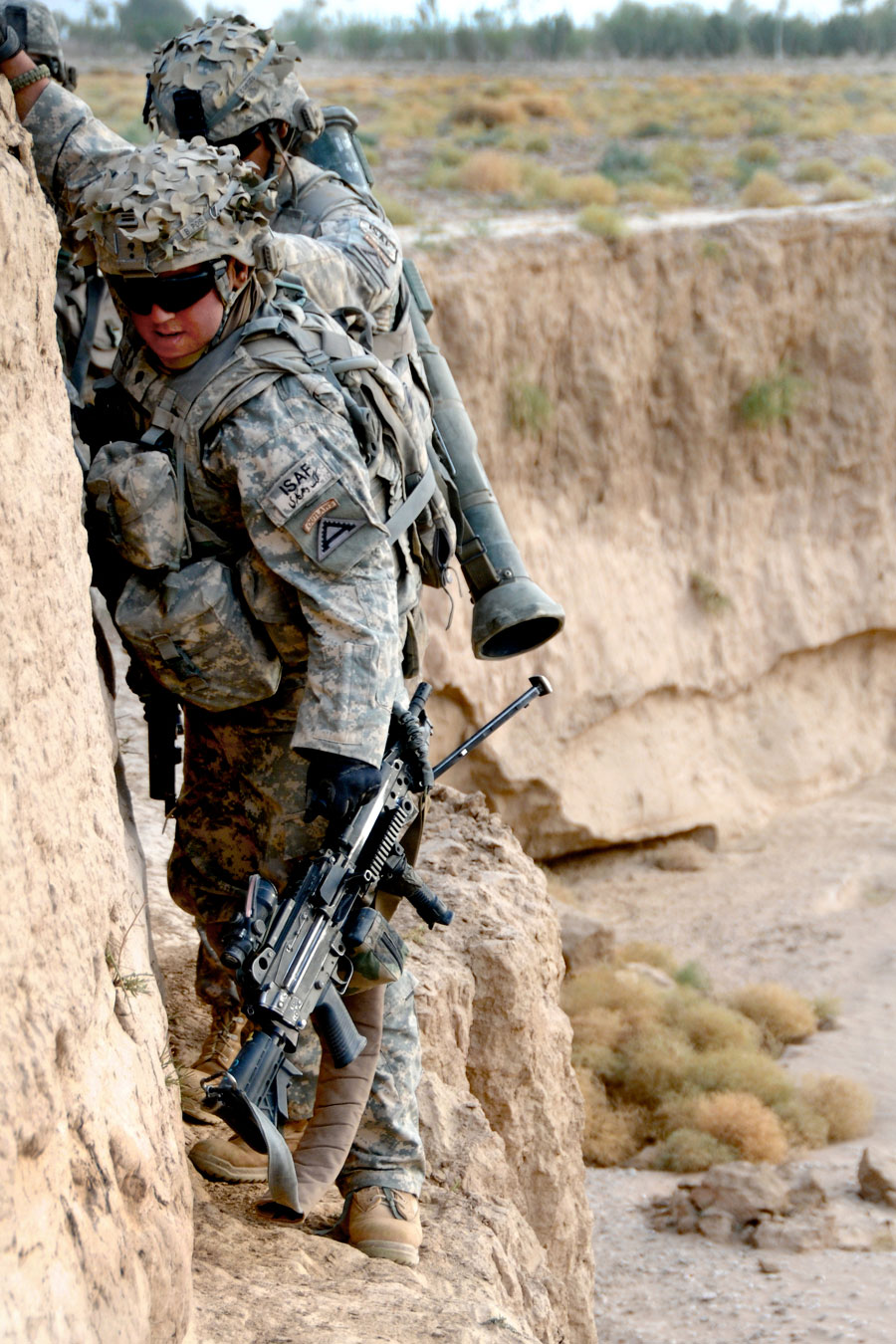 Soldier clings to wall with anti-tank weapon